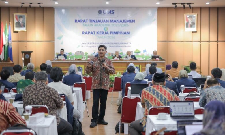 Prof. Mahmud Sholihin, Ph.D. menyampaikan materi manajemen risiko dalam RTM dan Rakerpim UMS Surakarta.