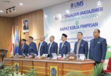 Jajaran Pimpinan Universitas Muhammadiyah Surakarta berdiri di atas panggung dalam Rapat Kerja Pimpinan (Rakerpim) UMS 2026 dan Rapat Tinjauan Manajemen 2025/2026.