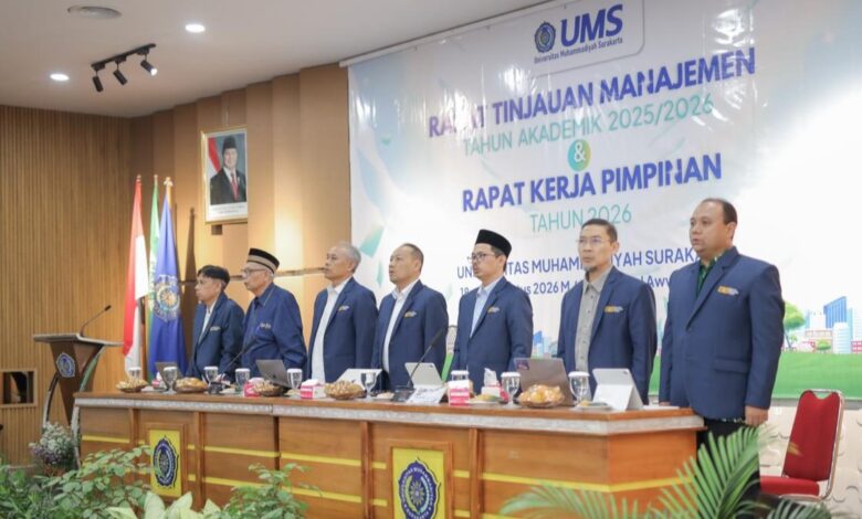 Jajaran Pimpinan Universitas Muhammadiyah Surakarta berdiri di atas panggung dalam Rapat Kerja Pimpinan (Rakerpim) UMS 2026 dan Rapat Tinjauan Manajemen 2025/2026.