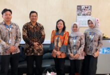 Mahasiswa Pendidikan Akuntansi FKIP UMS foto bersama perwakilan instansi mitra saat kegiatan PKB UMS 2026.
