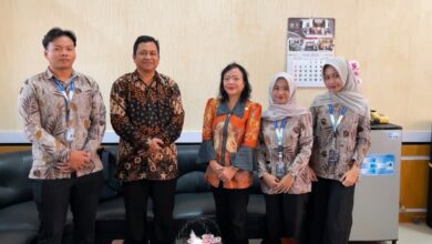 Mahasiswa Pendidikan Akuntansi FKIP UMS foto bersama perwakilan instansi mitra saat kegiatan PKB UMS 2026.