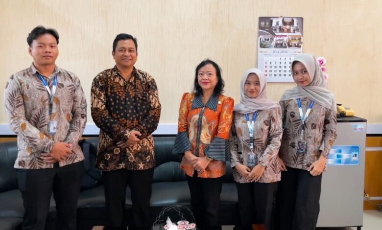 Mahasiswa Pendidikan Akuntansi FKIP UMS foto bersama perwakilan instansi mitra saat kegiatan PKB UMS 2026.