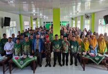 Suasana foto bersama Rapat Koordinasi Wilayah IV Pendidikan Muhammadiyah Aceh, dengan peserta berpakaian batik hijau.