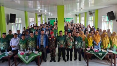 Suasana foto bersama Rapat Koordinasi Wilayah IV Pendidikan Muhammadiyah Aceh, dengan peserta berpakaian batik hijau.