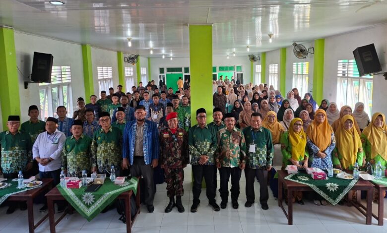Suasana foto bersama Rapat Koordinasi Wilayah IV Pendidikan Muhammadiyah Aceh, dengan peserta berpakaian batik hijau.