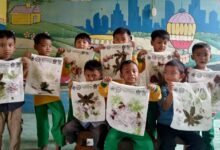 Anak-anak memamerkan hasil karya kreasi ecoprint TK Aisyiyah Sambi pada kain totebag di PonpesMU Manafiul Ulum Canden Boyolali.