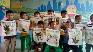 Anak-anak memamerkan hasil karya kreasi ecoprint TK Aisyiyah Sambi pada kain totebag di PonpesMU Manafiul Ulum Canden Boyolali.