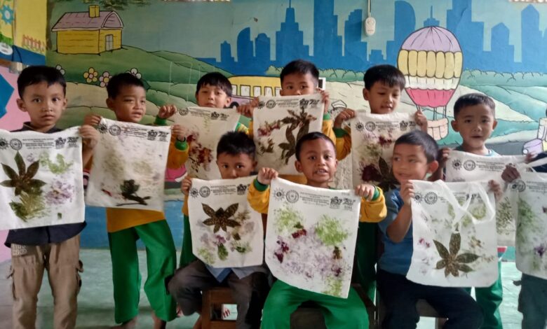 Anak-anak memamerkan hasil karya kreasi ecoprint TK Aisyiyah Sambi pada kain totebag di PonpesMU Manafiul Ulum Canden Boyolali.