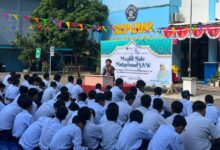 Para siswa SMP UMP mendengarkan ceramah pengajian Maulid Nabi Muhammad SAW tentang pencegahan bullying di media sosial di halaman sekolah.