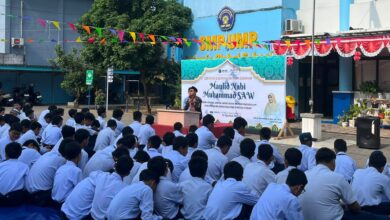 Para siswa SMP UMP mendengarkan ceramah pengajian Maulid Nabi Muhammad SAW tentang pencegahan bullying di media sosial di halaman sekolah.