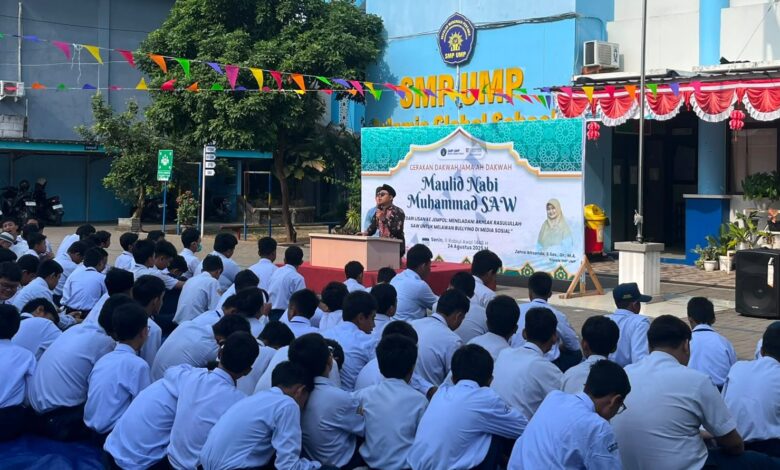 Para siswa SMP UMP mendengarkan ceramah pengajian Maulid Nabi Muhammad SAW tentang pencegahan bullying di media sosial di halaman sekolah.