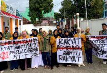 Kader AMM Cilacap membawa spanduk penggalangan bantuan gempa NTT di depan gedung Zakat Center Lazismu.