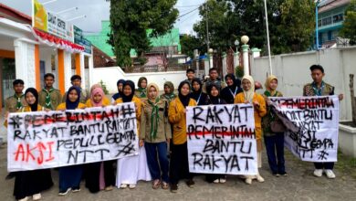 Kader AMM Cilacap membawa spanduk penggalangan bantuan gempa NTT di depan gedung Zakat Center Lazismu.