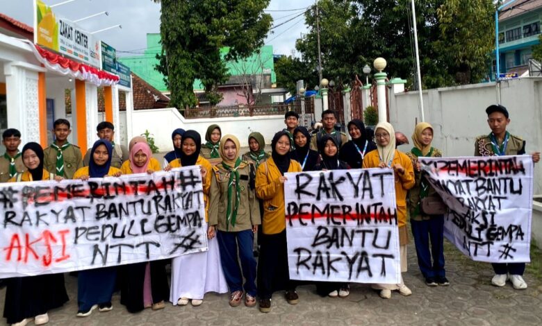 Kader AMM Cilacap membawa spanduk penggalangan bantuan gempa NTT di depan gedung Zakat Center Lazismu.