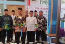 Procession pemotongan pita peresmian Balai Dakwah Muhammadiyah Binangun Cilacap oleh pengurus PCM Binangun dan tokoh Muhammadiyah Cilacap.