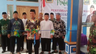 Procession pemotongan pita peresmian Balai Dakwah Muhammadiyah Binangun Cilacap oleh pengurus PCM Binangun dan tokoh Muhammadiyah Cilacap.
