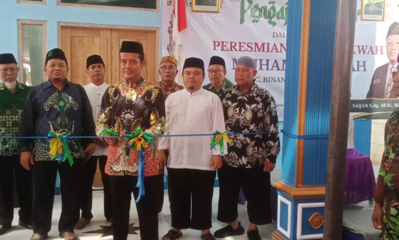 Procession pemotongan pita peresmian Balai Dakwah Muhammadiyah Binangun Cilacap oleh pengurus PCM Binangun dan tokoh Muhammadiyah Cilacap.