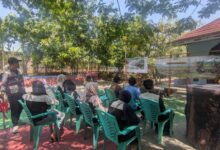 Mahasiswa KKN Unimus dan perangkat desa menghadiri acara peresmian fasilitas Desa Wisata Grobogan di Desa Mangunsari.