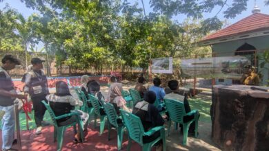 Mahasiswa KKN Unimus dan perangkat desa menghadiri acara peresmian fasilitas Desa Wisata Grobogan di Desa Mangunsari.