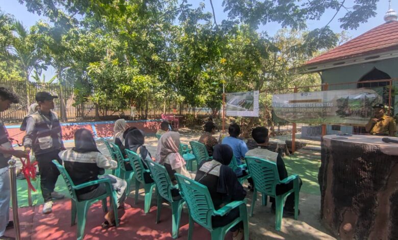 Mahasiswa KKN Unimus dan perangkat desa menghadiri acara peresmian fasilitas Desa Wisata Grobogan di Desa Mangunsari.