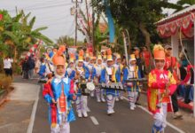 Aksi personel Drumband MIM Digdaya Bolon tampil memukau dalam Karnaval Budaya HUT RI di Colomadu