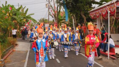 Aksi personel Drumband MIM Digdaya Bolon tampil memukau dalam Karnaval Budaya HUT RI di Colomadu