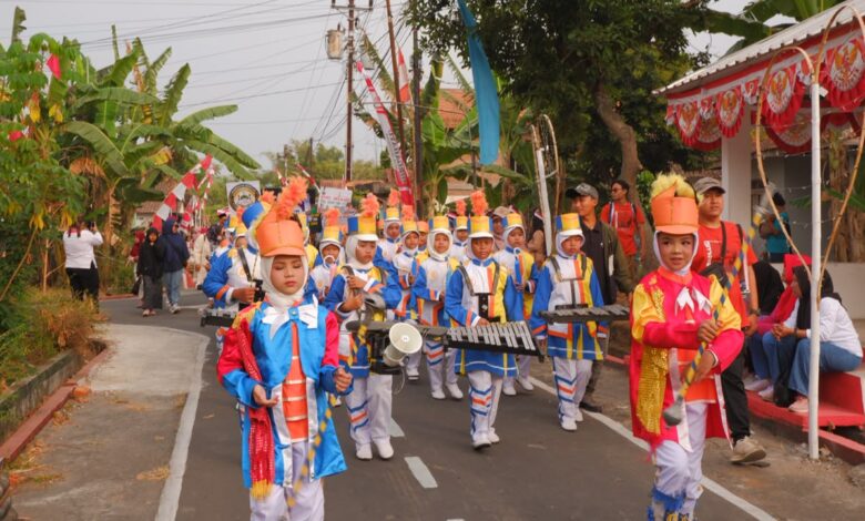 Aksi personel Drumband MIM Digdaya Bolon tampil memukau dalam Karnaval Budaya HUT RI di Colomadu