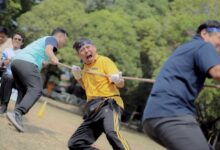 Peserta antusias mengikuti lomba tarik tambang dalam perayaan Milad ke-68 UMS di Lapangan Psikologi Kampus 2 Universitas Muhammadiyah Surakarta