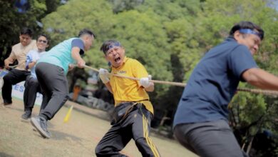 Peserta antusias mengikuti lomba tarik tambang dalam perayaan Milad ke-68 UMS di Lapangan Psikologi Kampus 2 Universitas Muhammadiyah Surakarta
