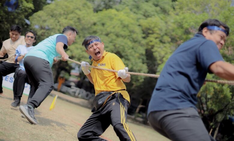 Peserta antusias mengikuti lomba tarik tambang dalam perayaan Milad ke-68 UMS di Lapangan Psikologi Kampus 2 Universitas Muhammadiyah Surakarta
