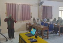 Pemateri menyampaikan materi IHT SOP Pembelajaran di PonpesMU Manafiul Ulum Boyolali di hadapan para ustadz dan ustadzah.