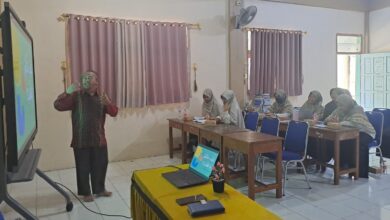 Pemateri menyampaikan materi IHT SOP Pembelajaran di PonpesMU Manafiul Ulum Boyolali di hadapan para ustadz dan ustadzah.