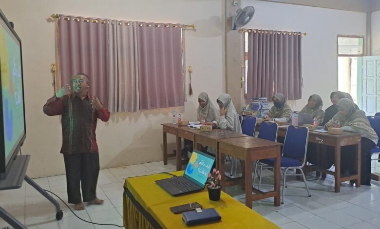 Pemateri menyampaikan materi IHT SOP Pembelajaran di PonpesMU Manafiul Ulum Boyolali di hadapan para ustadz dan ustadzah.