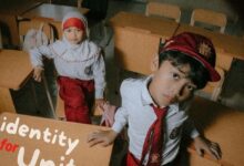 Dua siswa SD Muhammadiyah Parakan berpose ala majalah fashion di dalam ruang kelas dengan seragam sekolah.
