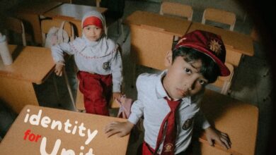 Dua siswa SD Muhammadiyah Parakan berpose ala majalah fashion di dalam ruang kelas dengan seragam sekolah.
