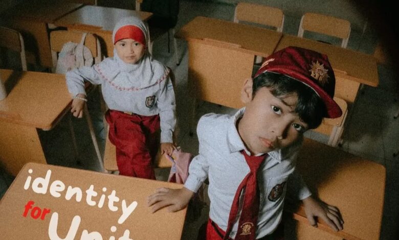 Dua siswa SD Muhammadiyah Parakan berpose ala majalah fashion di dalam ruang kelas dengan seragam sekolah.
