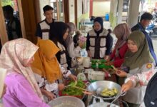 Tim PPK ORMAWA BEM FPP UMP memperagakan inovasi olahan selada UMP berupa Keripik Selada dan minuman Poknas bersama warga Desa Purbadana Banyumas.