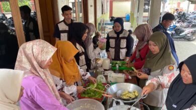Tim PPK ORMAWA BEM FPP UMP memperagakan inovasi olahan selada UMP berupa Keripik Selada dan minuman Poknas bersama warga Desa Purbadana Banyumas.