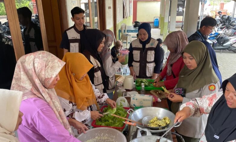 Tim PPK ORMAWA BEM FPP UMP memperagakan inovasi olahan selada UMP berupa Keripik Selada dan minuman Poknas bersama warga Desa Purbadana Banyumas.