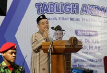 Dr. KH. Tafsir, M.Ag. berpidato di podium dalam Tabligh Akbar Milad ke-32 Ponpes Imam Syuhodo Sukoharjo yang menjadi percontohan tata kelola Pondok Pesantren Muhammadiyah.