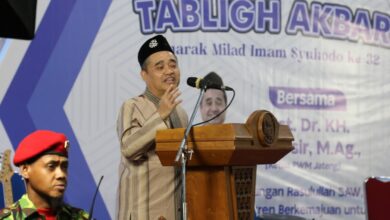 Dr. KH. Tafsir, M.Ag. berpidato di podium dalam Tabligh Akbar Milad ke-32 Ponpes Imam Syuhodo Sukoharjo yang menjadi percontohan tata kelola Pondok Pesantren Muhammadiyah.
