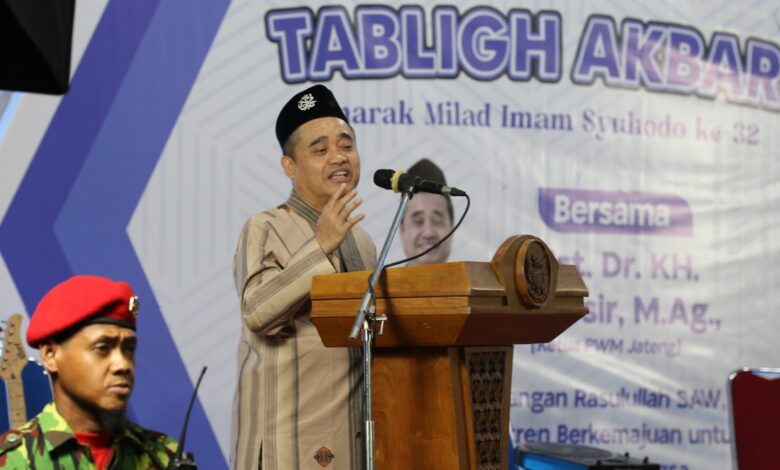 Dr. KH. Tafsir, M.Ag. berpidato di podium dalam Tabligh Akbar Milad ke-32 Ponpes Imam Syuhodo Sukoharjo yang menjadi percontohan tata kelola Pondok Pesantren Muhammadiyah.