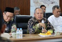 Ketua BOMK PWM Jateng Prof. Dr. apt. Muhammad Da’i, M.Si. berbicara menggunakan mikrofon saat memimpin Rapat Pleno membahas reformasi manajemen Muhammadiyah.
