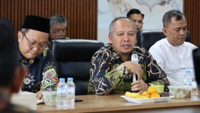 Ketua BOMK PWM Jateng Prof. Dr. apt. Muhammad Da’i, M.Si. berbicara menggunakan mikrofon saat memimpin Rapat Pleno membahas reformasi manajemen Muhammadiyah.