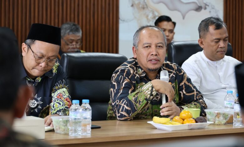 Ketua BOMK PWM Jateng Prof. Dr. apt. Muhammad Da’i, M.Si. berbicara menggunakan mikrofon saat memimpin Rapat Pleno membahas reformasi manajemen Muhammadiyah.