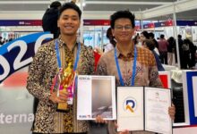Dua mahasiswa UMS menunjukkan piala, sertifikat RIVA Special Award, dan poster produk Kercal di ajang 12th International Exhibition of Inventions Guangzhou China.