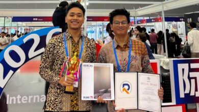 Dua mahasiswa UMS menunjukkan piala, sertifikat RIVA Special Award, dan poster produk Kercal di ajang 12th International Exhibition of Inventions Guangzhou China.
