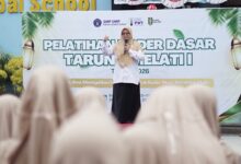 Kepala SMP UMP Zahra Ikhsanda memberikan sambutan di hadapan siswa peserta Pelatihan Kader Dasar Taruna Melati I.