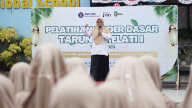 Kepala SMP UMP Zahra Ikhsanda memberikan sambutan di hadapan siswa peserta Pelatihan Kader Dasar Taruna Melati I.