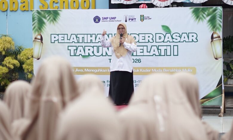 Kepala SMP UMP Zahra Ikhsanda memberikan sambutan di hadapan siswa peserta Pelatihan Kader Dasar Taruna Melati I.